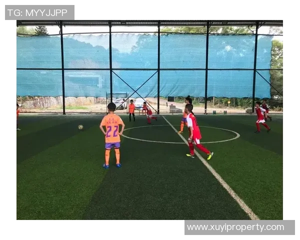 足球球星亲自指导足球小将成长之路 助力青少年足球梦想成真